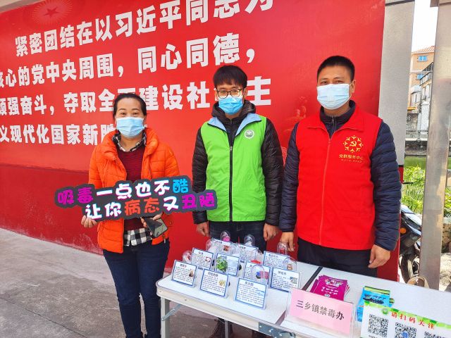居委會工作人員、居民與禁毒社工合影.jpg