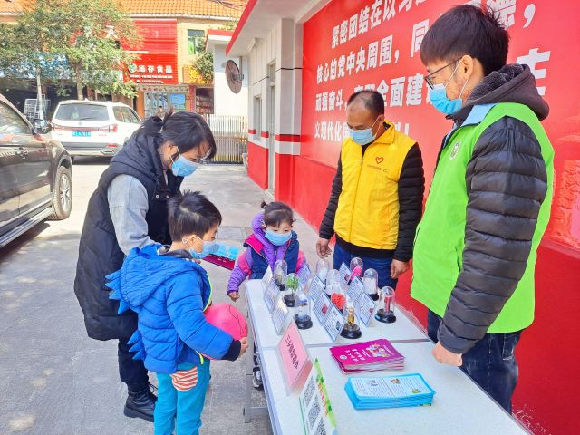圩仔居民在宣傳攤位前駐足觀看、了解仿真毒品.jpg
