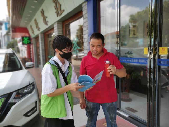 三鄉(xiāng)鎮(zhèn)開展“禁毒宣傳入商鋪，全民健康我守護”親子禁毒宣傳活動圖片4.jpg