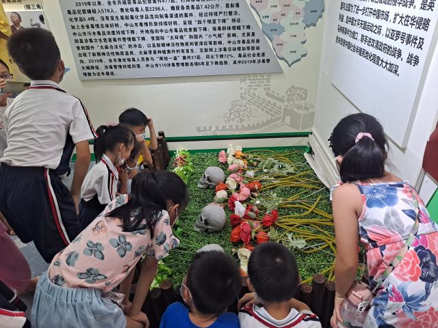 三鄉(xiāng)鎮(zhèn)開展“拒絕毒品，你我同行“禁毒教育基地參觀活動照片2.jpg