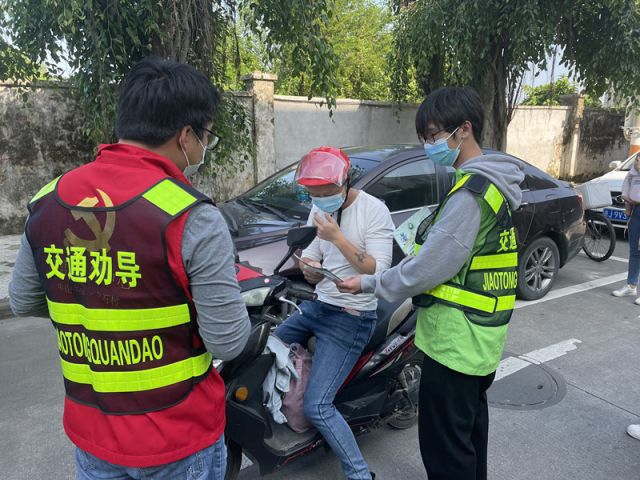 三鄉(xiāng)鎮(zhèn)開展“一盔一帶踐于行 ，安全守護不毒行”宣傳活動照片1.jpg