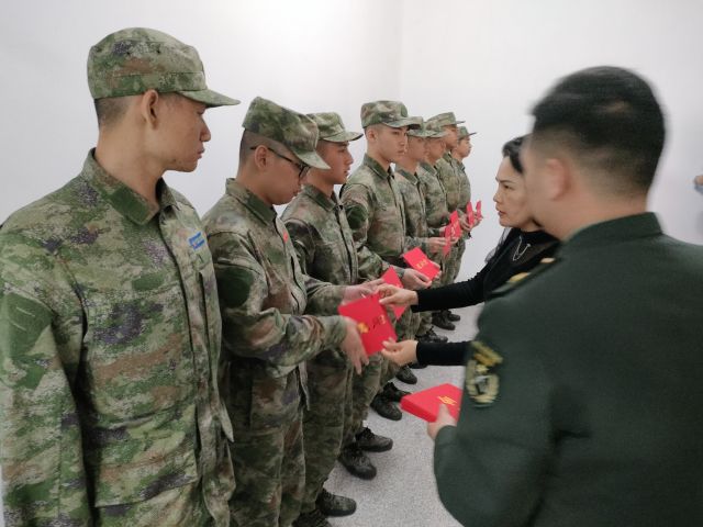 街道黨工委委員歐嘉喜代表街道黨工委為新兵送上慰問金。.jpg